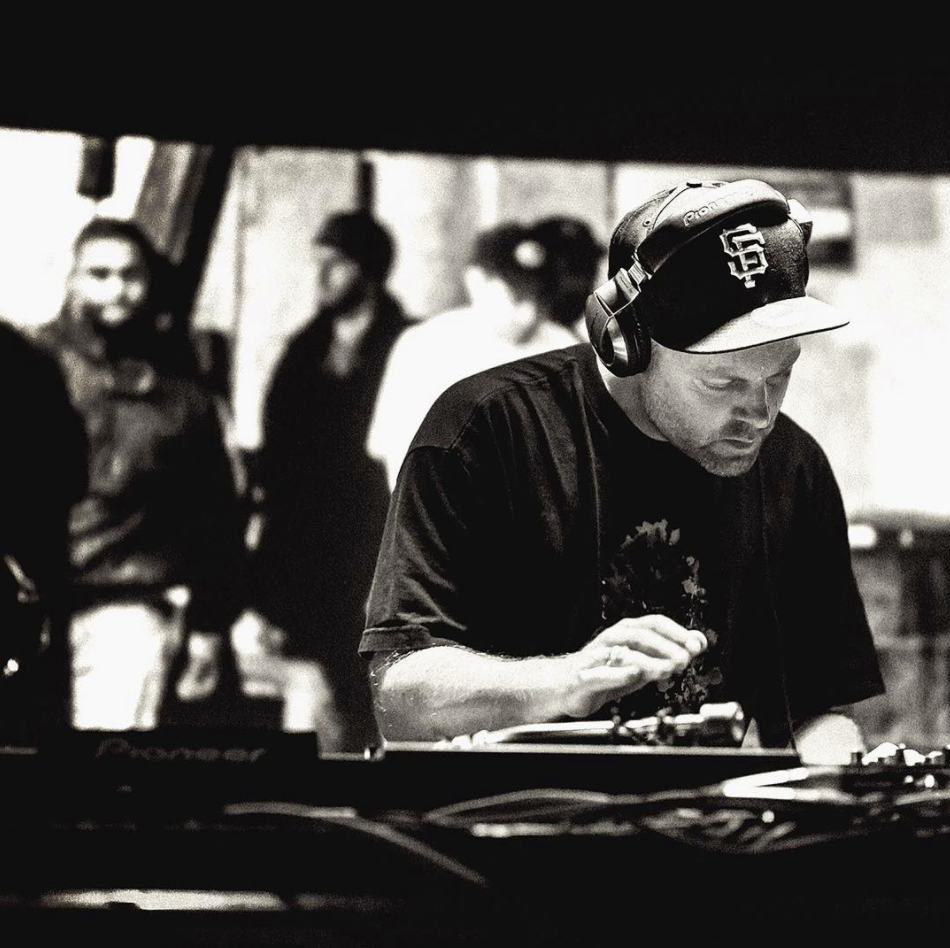 Slide sonoridade melódica dj shadow zn. DJ Shadow "Endtroducing". DJ Shadow Unkle. Студия диджея Shadow.