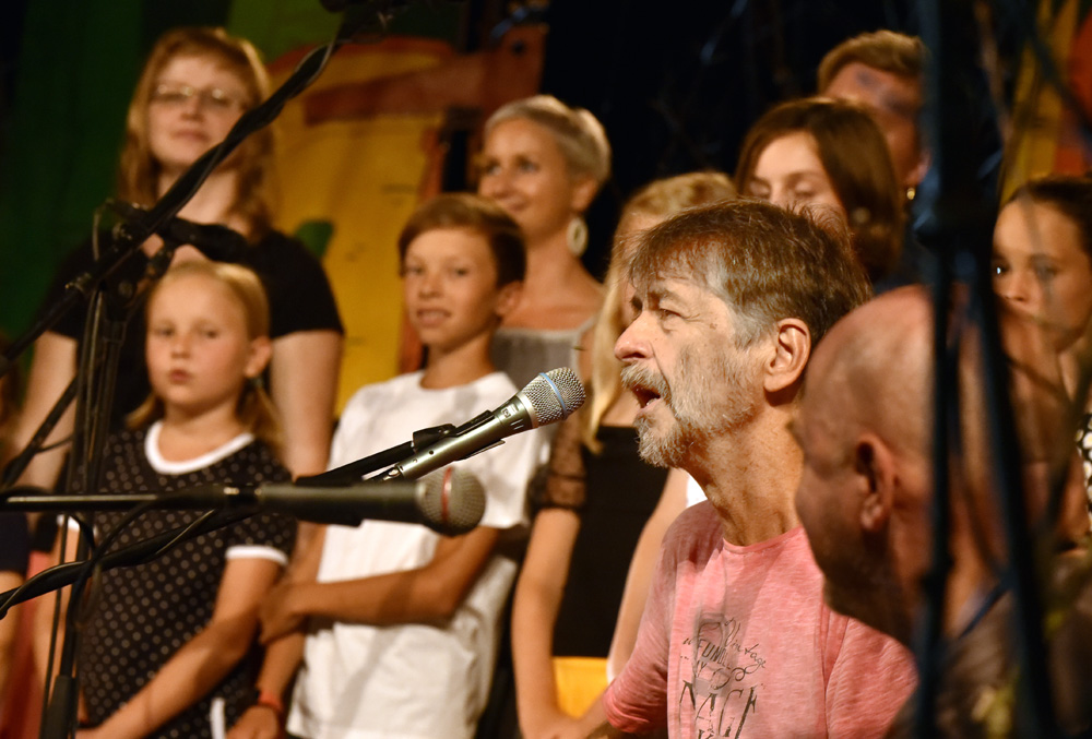 Iva Bittová prijala v minulom roku pozvanie festivalu Folkové prázdniny na vytvorenie špeciálneho koncertu. Spoločne s Antonínom Fajtom, Ivo Viktorinom, Vladimírom Václavkom a zborom Babačka pripravila unikátny program, ktorý v súčasnosti vychádza na CD pod názvom "Pro radost".