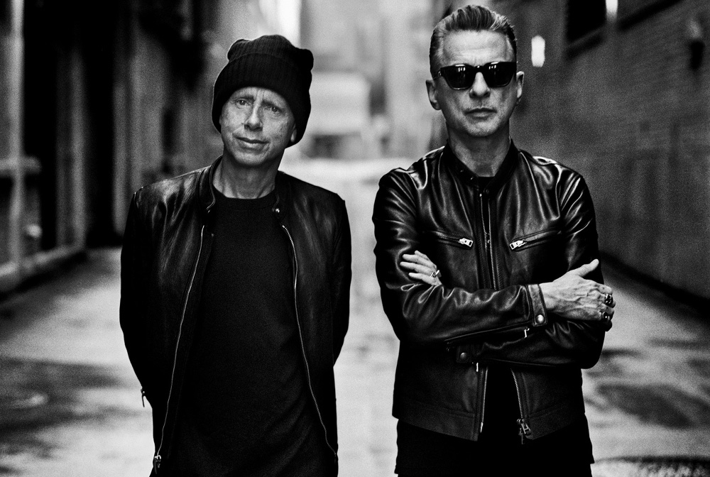 Členovia rock&rollovej siene slávy z roku 2020, hudobná skupina Depeche Mode, dňa 4. októbra 2022, na špeciálnom podujatí v Berlíne, oznámila vydanie nového 15. štúdiového albumu Memento Mori. S rovnomennou koncertnou šnúrou precestujú svet, nevynechajú ani Bratislavu! Dave Gahan a Martin Gore po piatich rokoch potešili fanúšikov a zverejnili dátumy celosvetového turné k novému albumu Memento Mori, ktorý svetlo sveta uzrie v marci 2023. Svoje rovnomenné celosvetové turné Depeche Mode odštartuje koncertmi k vydaniu albumu 23. marca 2023 a to špeciálnou limitovanou sériou koncertov v severoamerických arénach predtým, ako sa skupina vydá na letné turné po štadiónoch Európy. Tieto obmedzené severoamerické koncerty sa uskutočnia okrem iného v Madison Square Garden v New Yorku, v United Center v Chicagu, v Kia Forum v Los Angeles a v Scotiabank Arena v Toronte. Kapela európsku časť turné započne 16. mája 2023.a jeho zastávkami budú aj najväčšie európske štadióny, napríklad Stade de France v Paríži, Olympijský štadión v Berlíne, štadión San Siro v Miláne, štadión Twickenham v Londýne a mnoho ďalších. Anglické megahviezdy nevynechajú ani Slovensko! V Bratislave sa predstavia po šiestich rokoch, pred zrakom desiatok tisíc fanúšikov na Národnom futbalovom štadióne 28.mája 2023! Martin Gore na margo Memento Mori uviedol: „Na tomto projekte sme začali pracovať na začiatku pandémie a jeho témy boli priamo inšpirované týmto obdobím. Po Fletchovej smrti sme sa rozhodli pokračovať, pretože sme si istí, že by si to želal, a to dalo projektu špeciálny význam.“ Dave Gahan dodal: „Fletchovi by sa tento album veľmi páčil. Veľmi sa tešíme, že sa s vami oň čoskoro podelíme, a už sa nevieme dočkať, kedy vám ho budúci rok predstavíme naživo na koncertoch.“ Memento Mori Tour bude 19. turné skupiny Depeche Mode a prvým po viac ako piatich rokoch. Posledné turné Global Spirit Tour 2017 – 2018 bolo doteraz najdlhším turné kapely a bolo jedným z najvýnosnejších turné toho roka, keď kapela počas 130 koncertov v Európe a Severnej Amerike hrala pre viac ako tri milióny fanúšikov. Na Slovensku “Depešáci“ vypredali Národný futbalový štadión, a tak, ako aj v predošlé koncerty, spôsobili fanúšikovský ošiaľ. Memento Mori bude pätnástym štúdiovým albumom Depeche Mode a pokračovaním kritikmi oceňovaného albumu Spirit z roku 2017, ktorý sa dostal na prvé miesto v 11 krajinách a vo viac ako 20 ďalších sa umiestnil v Top 5. Memento Mori vyjde celosvetovo na jar 2023 pod hlavičkou vydavateľstva Columbia Records. Skupina Depeche Mode, ktorá predala viac ako 100 miliónov nahrávok a hrala pre viac ako 35 miliónov fanúšikov po celom svete, sú aj naďalej vyvíjajúcou sa a mimoriadne vplyvnou hudobnou silou. Kapela Depeche Mode, ktorá je nezmazateľnou inšpiráciou pre fanúšikov, kritikov aj umelcov, napreduje. Memento Mori a turné predstavujú otvorenie najnovšej kapitoly ich bezkonkurenčného a pokračujúceho odkazu. Depeche Mode svoje najväčšie hity, ale aj novinky z avizovaného albumu Memento Mori, naživo predstavia 28. mája 2023 na Národnom futbalovom štadióne v Bratislave. Vstupenky na čerstvo ohlásený koncert Depeche Mode – Memento Mori Tour v Bratislave budú v predaji od piatku 07. októbra 2022 od 10:00 hod. na www.vivien.sk a v sieti Ticketportal. Ďalšie informácie o trase turné a termínoch predaja vstupeniek nájdete na stránke www.depechemode.com a www.vivien.sk